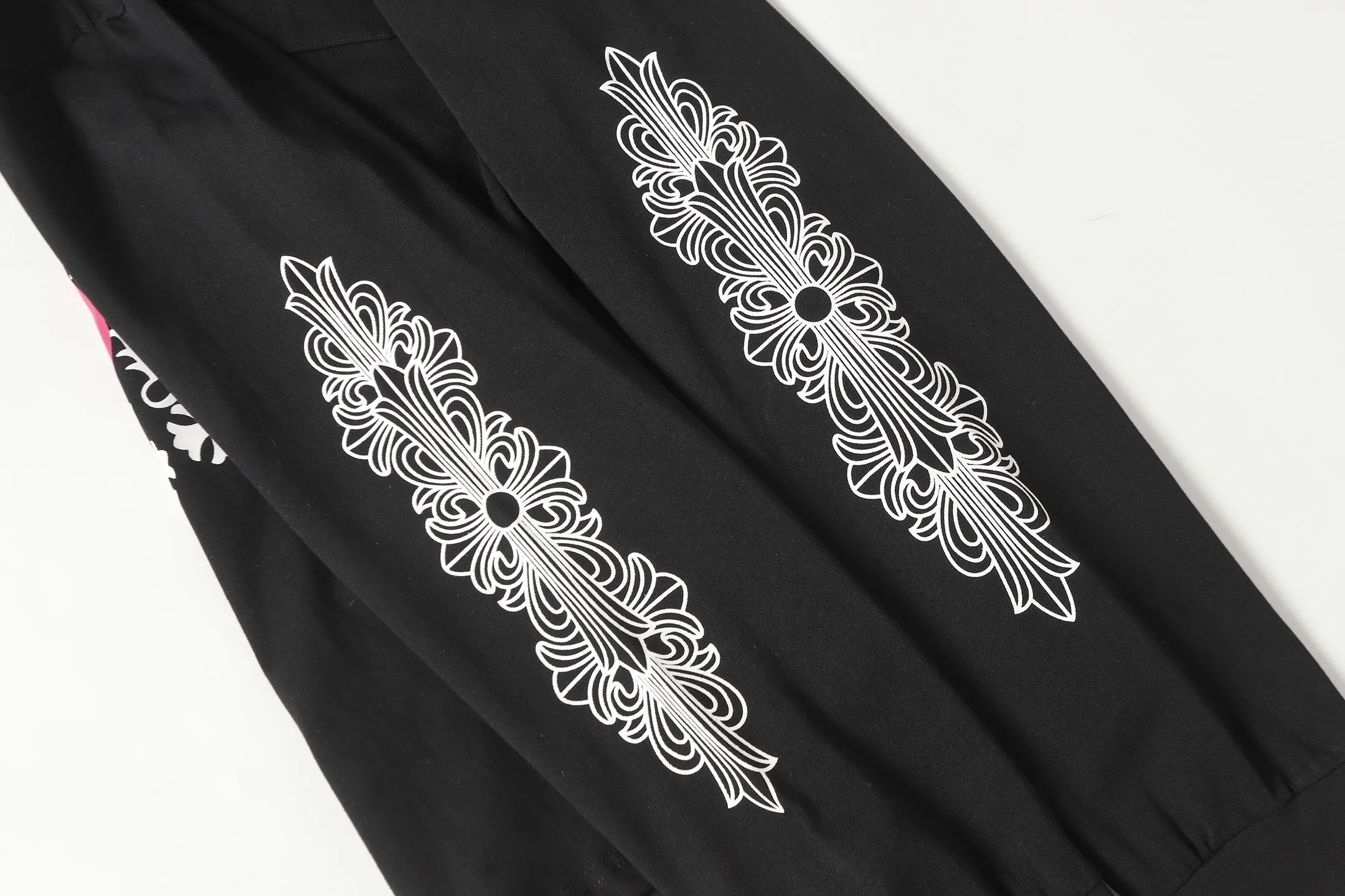 P160 Cross-border model. Those who pursue quality, please do not place an order. -Chrome Hearts/Chrome Hearts Sanskrit color printed popular long-sleeved T-shirt -High weight, high density and high quality. The wool is soft, delicate and skin-friendly. It feels soft and silky. It has excellent warmth and skin-friendly properties.
